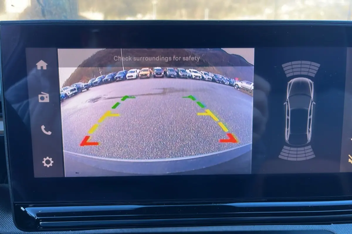 Vue de l'écran tactile de la Citroën C3 Aircross montrant la caméra de recul avec guidage coloré et capteurs de proximité.