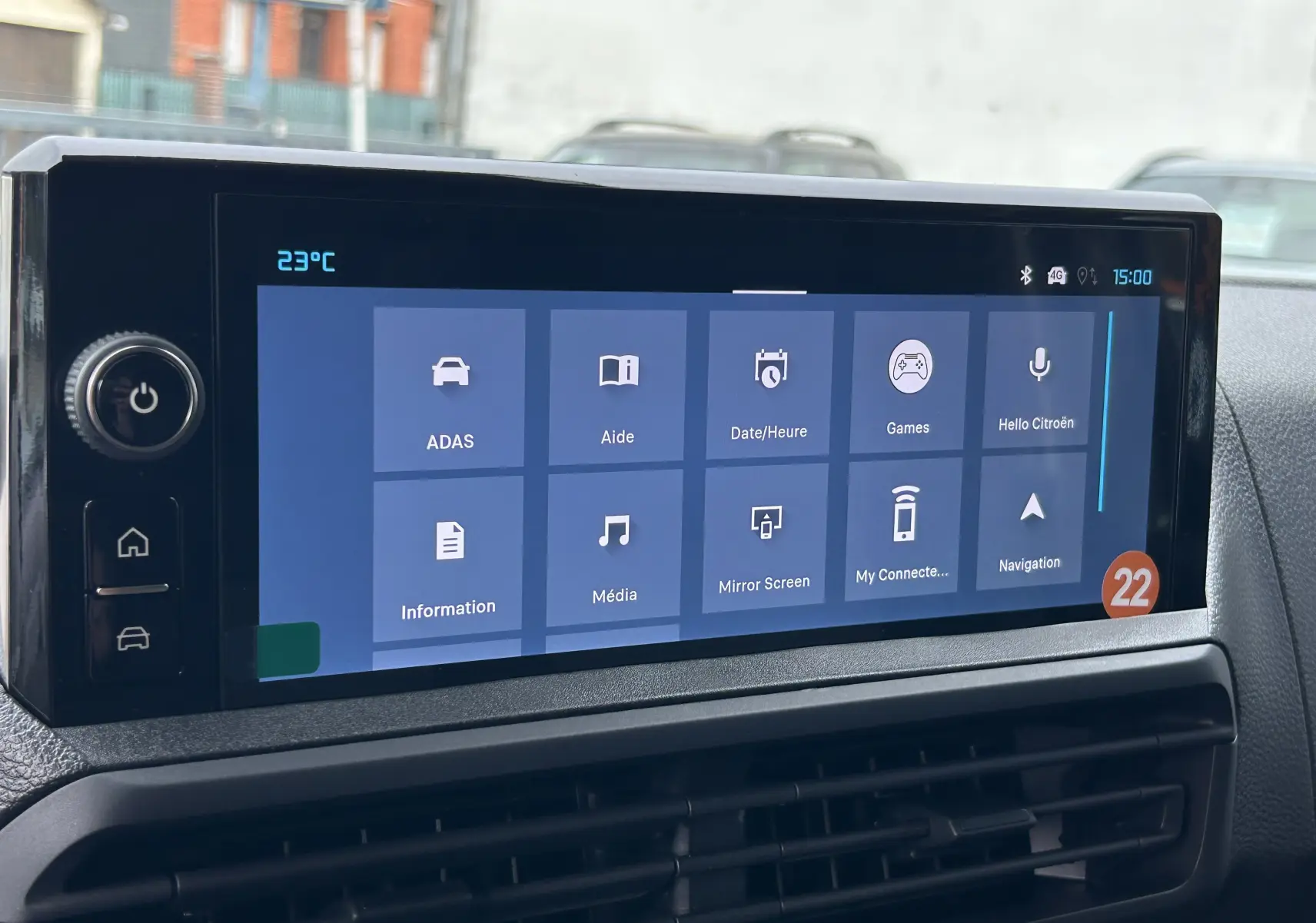 Écran tactile central du tableau de bord du Citroën Jumpy gris titane, affichant les options multimédia et navigation.