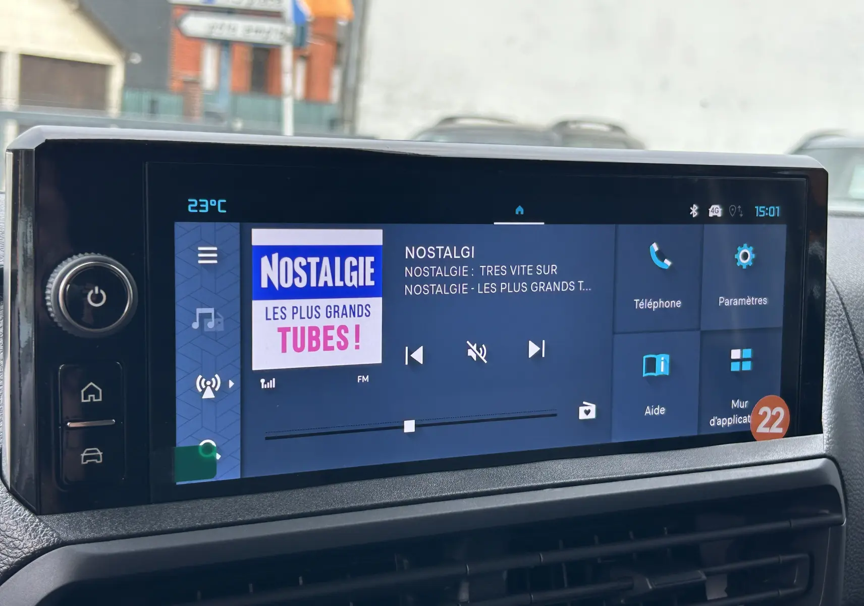 Écran tactile central du tableau de bord du Citroën Jumpy 2025 affichant la radio Nostalgie à 15h01