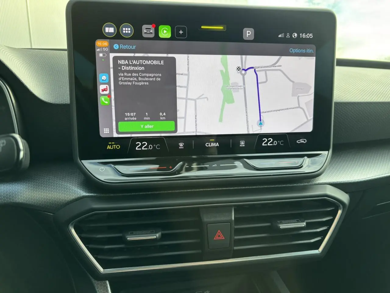 Vue rapprochée de l'écran tactile central du tableau de bord du SEAT LEON 2.0 TDI 115 Style avec navigation affichée.