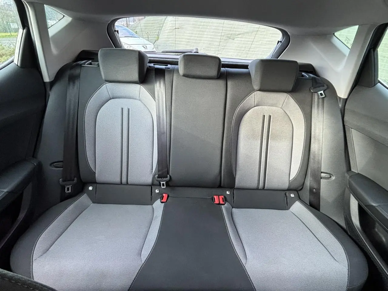 Vue intérieure arrière sur les sièges arrière gris clair et foncé du SEAT LEON 2.0 TDI 115 Style 2025.