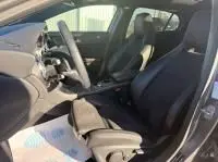 Intérieur de la Mercedes GLA 200 Fascination 2019, vue côté conducteur, sièges noirs et tableau de bord moderne.