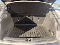 Coffre ouvert d'une Mercedes GLA 200 Fascination gris foncé métal, vue arrière montrant l'espace de chargement et la moquette.