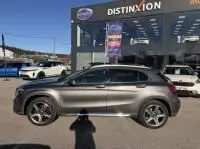 Vue latérale droite d'une Mercedes GLA 200 Fascination gris foncé métal 2019, garée devant un showroom Distinxion.
