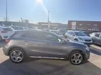 Vue de profil côté gauche d'une Mercedes GLA 200 Fascination gris foncé métal, stationnée en extérieur en 2019.