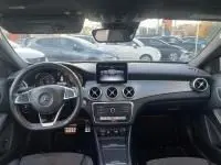 Vue intérieure du tableau de bord d'une Mercedes GLA 200 Fascination 2019, avec écran central et aérateurs ronds chromés.