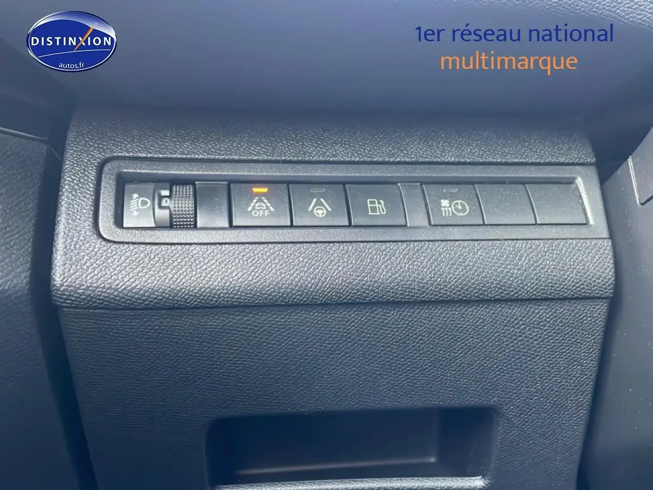 Tableau de bord avec rangée de boutons de contrôle dans un Peugeot 3008 Plug-in hybrid 2024, vue intérieure rapprochée.