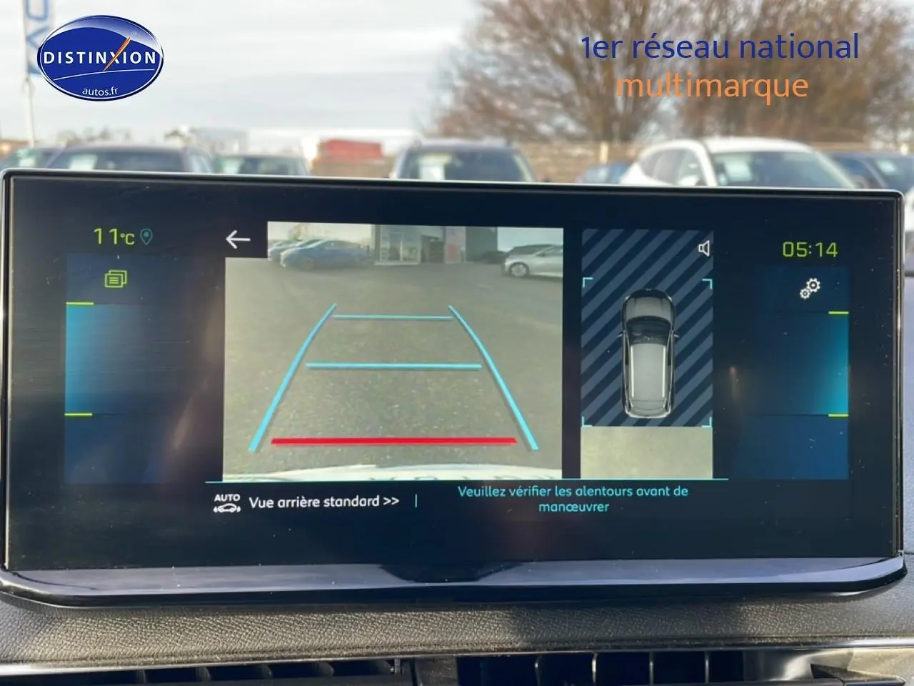 Écran tactile intérieur montrant la caméra de recul et l'aide au stationnement du Peugeot 3008 bleu 2024.