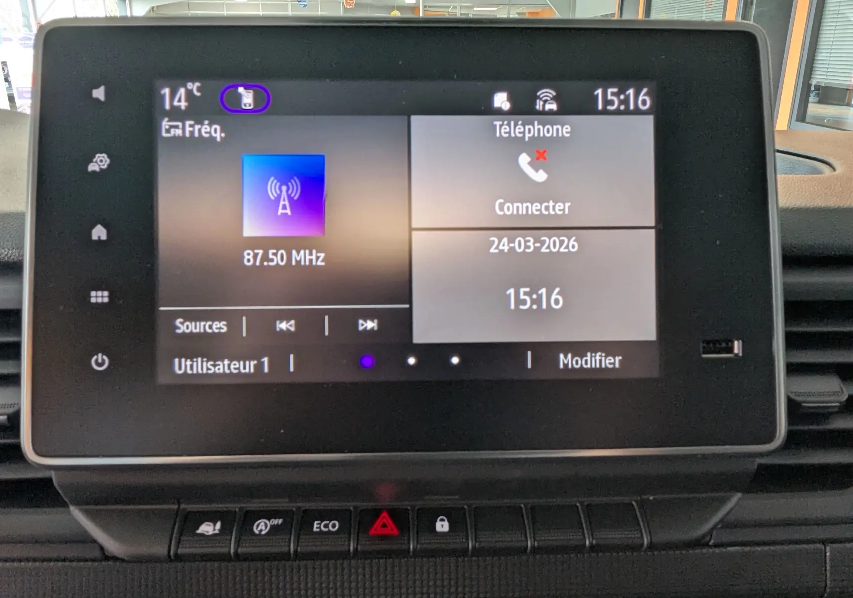 Écran tactile central du Renault Trafic cabine approfondie 2025 affichant radio et connexion téléphone, vue frontale intérieure.