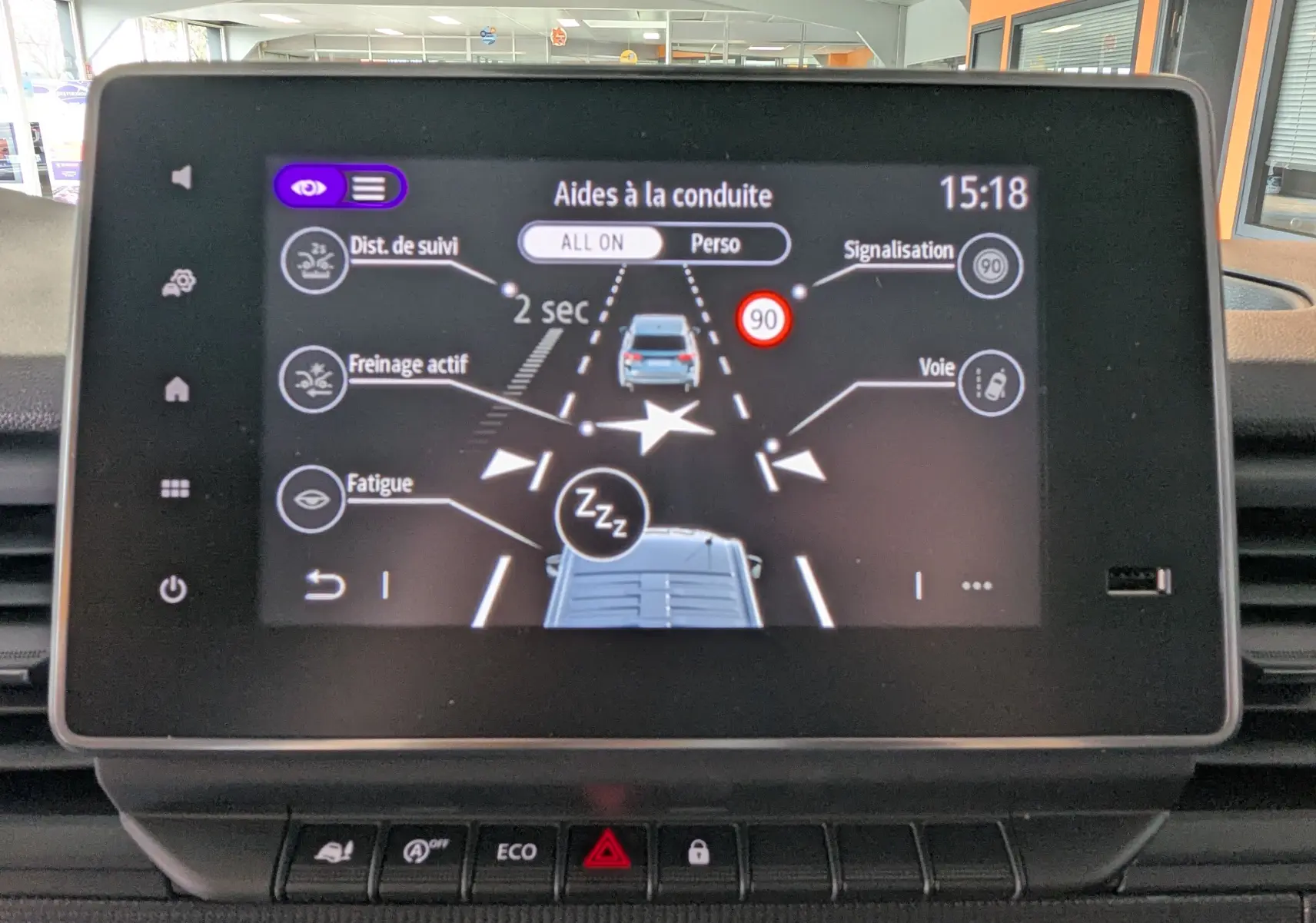 Écran central du Renault Trafic Cabine Approfondie L2H1 2025 montrant les aides à la conduite en mode gris comète.