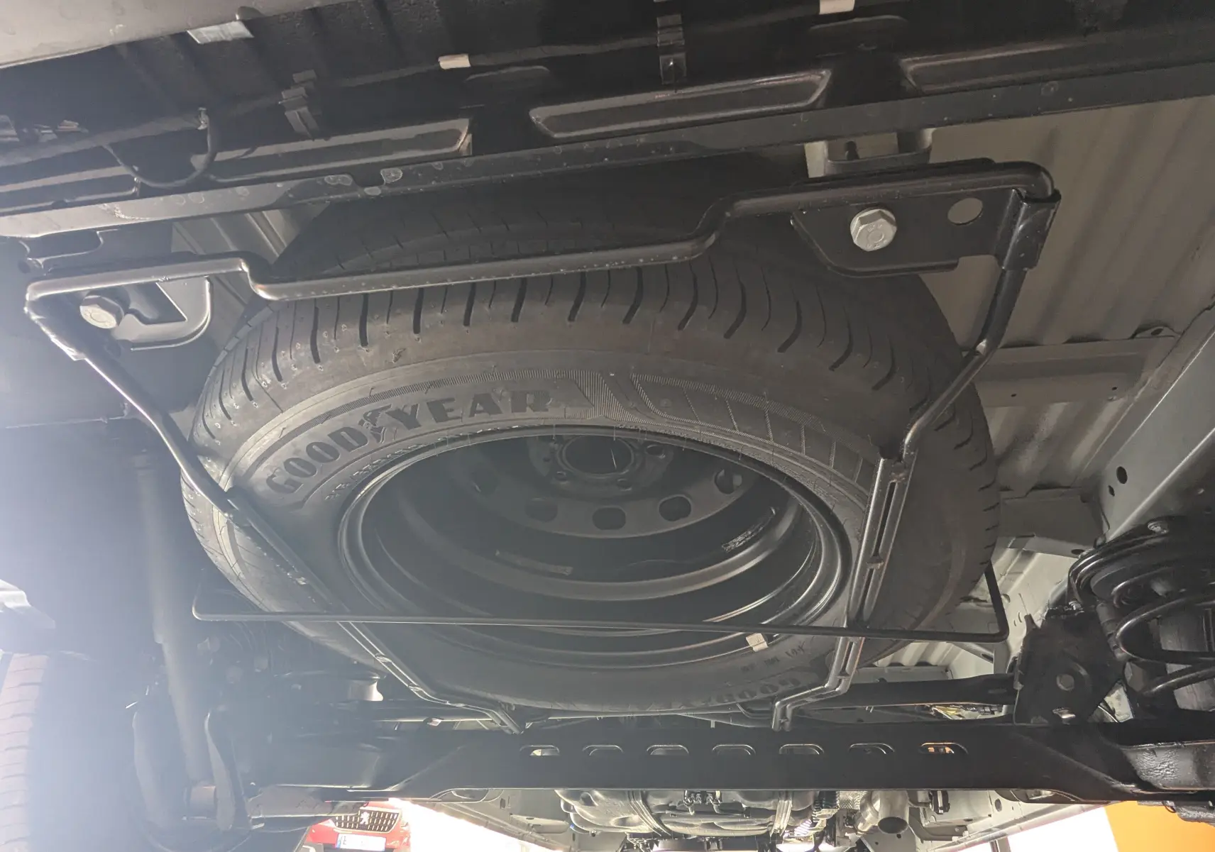 Vue sous le Renault Trafic Cabine Approfondie gris Comète 2025, montrant la roue de secours Goodyear fixée sous le châssis.