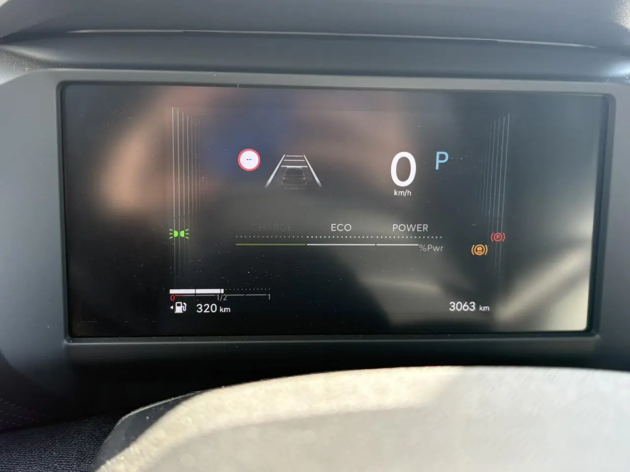 Affichage numérique du tableau de bord de la Citroën C4 Hybrid 145 en mode stationnement, avec autonomie et alertes visibles