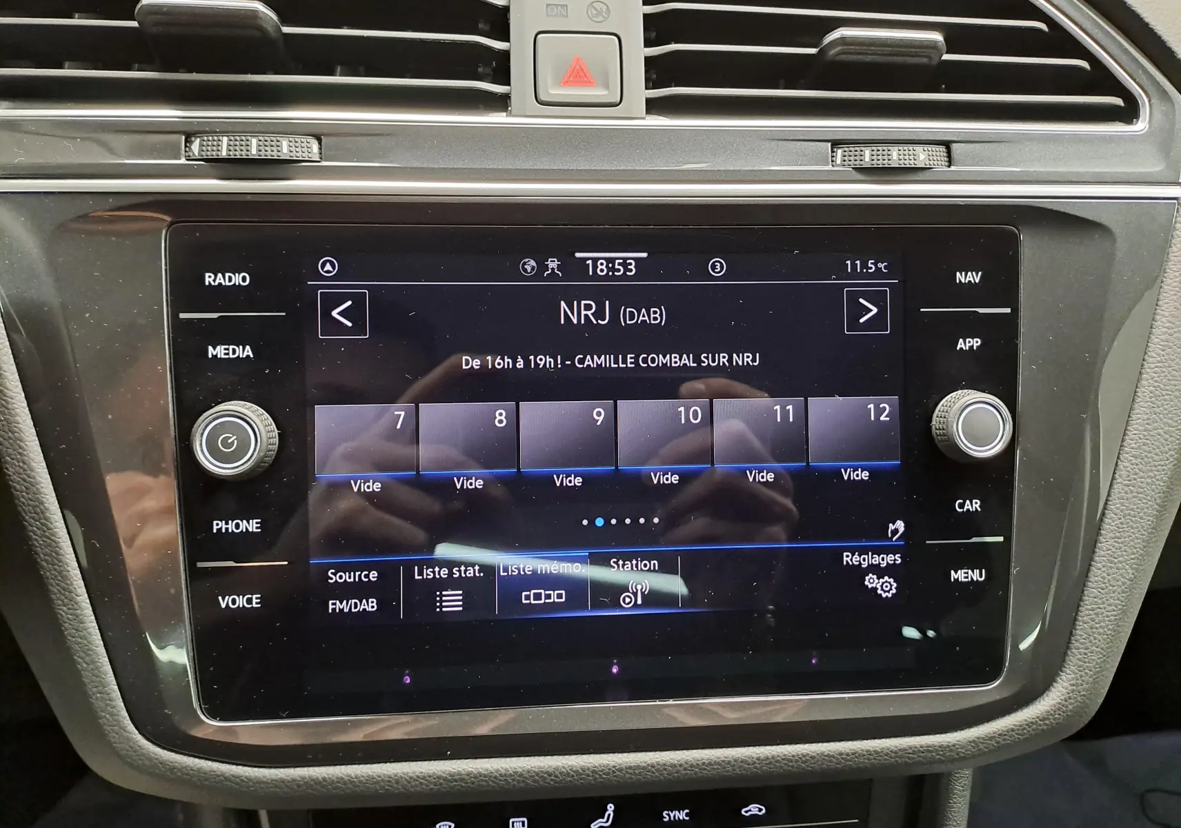Écran tactile central du Volkswagen Tiguan 2022 affichant la radio NRJ, entouré de commandes media et navigation.