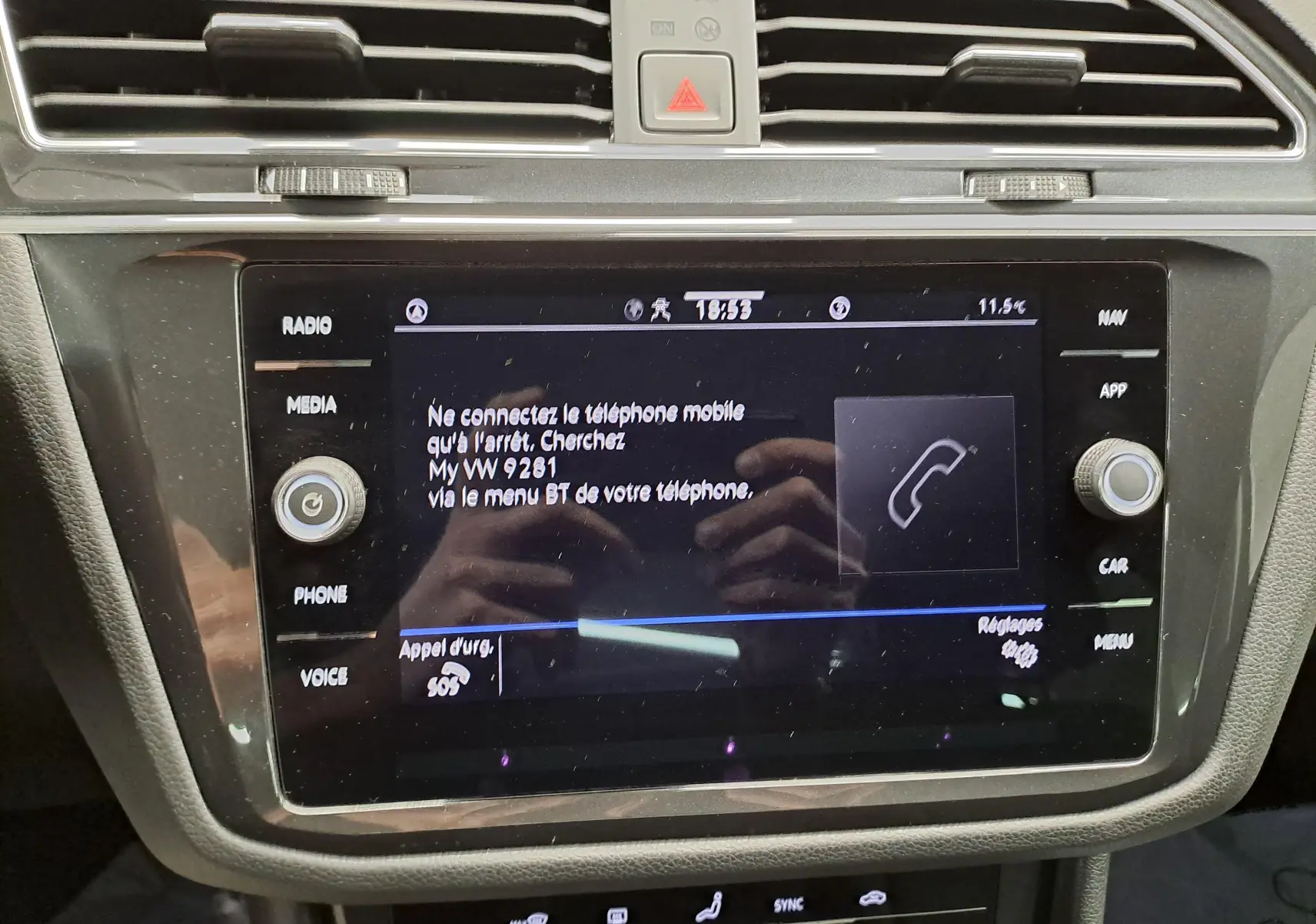 Vue rapprochée de l’écran tactile central du Volkswagen Tiguan 2022 affichant le menu téléphone, entouré de commandes.
