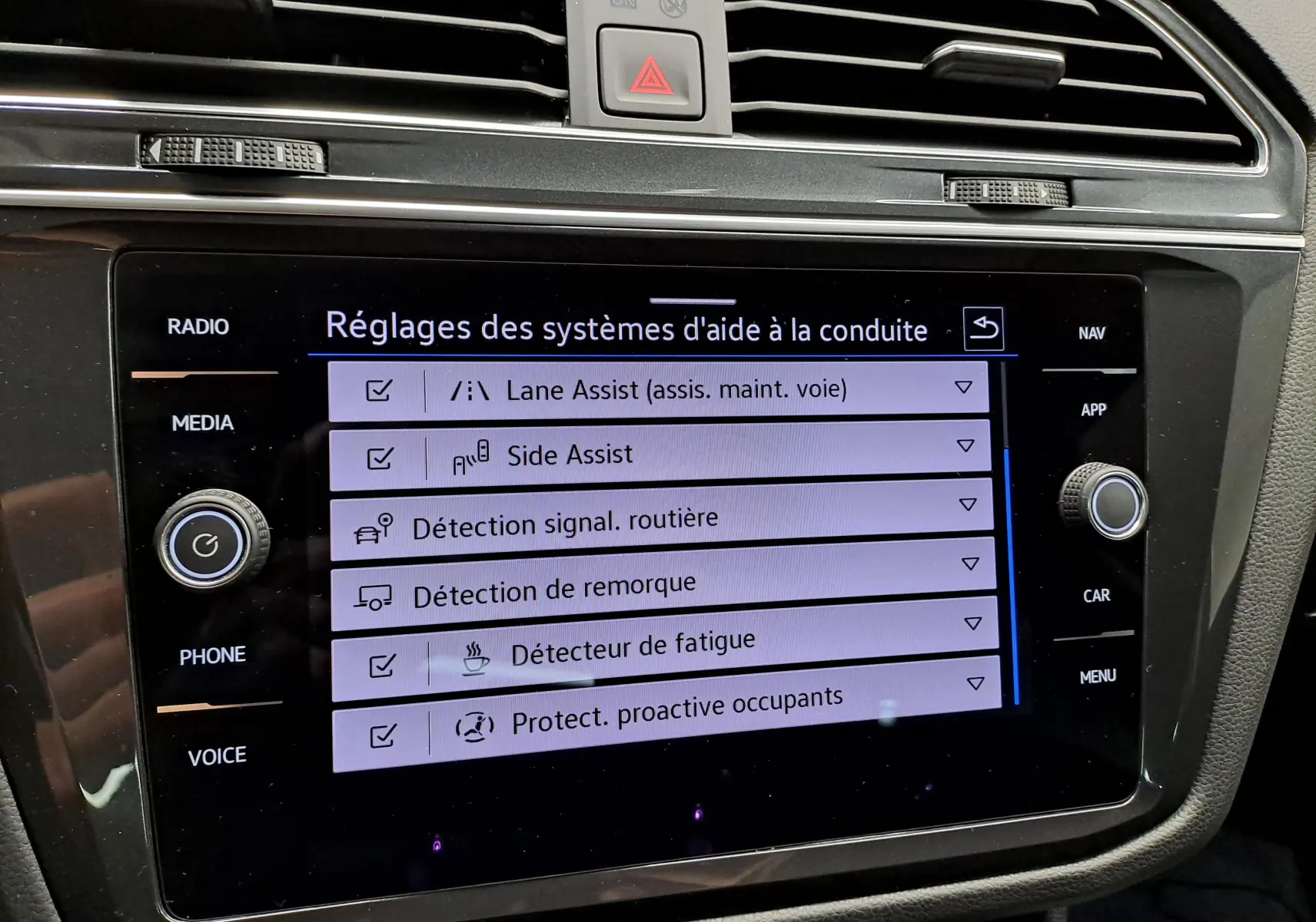 Écran tactile central du Volkswagen Tiguan 2022 affichant les réglages des aides à la conduite.