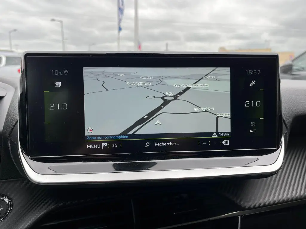 Écran tactile 7 pouces du système de navigation 3D de la Peugeot 208 2022, vue intérieure frontale.