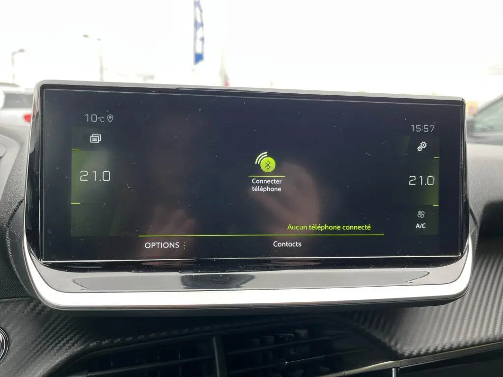 Écran tactile 7 pouces de la Peugeot 208 2022 affichant la connexion Bluetooth et la température à 21°C.