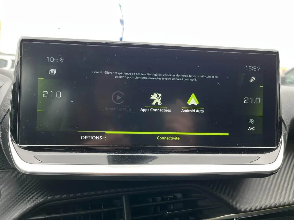Écran tactile 7 pouces du tableau de bord de la Peugeot 208 gris clair, affichant Android Auto et apps connectées.