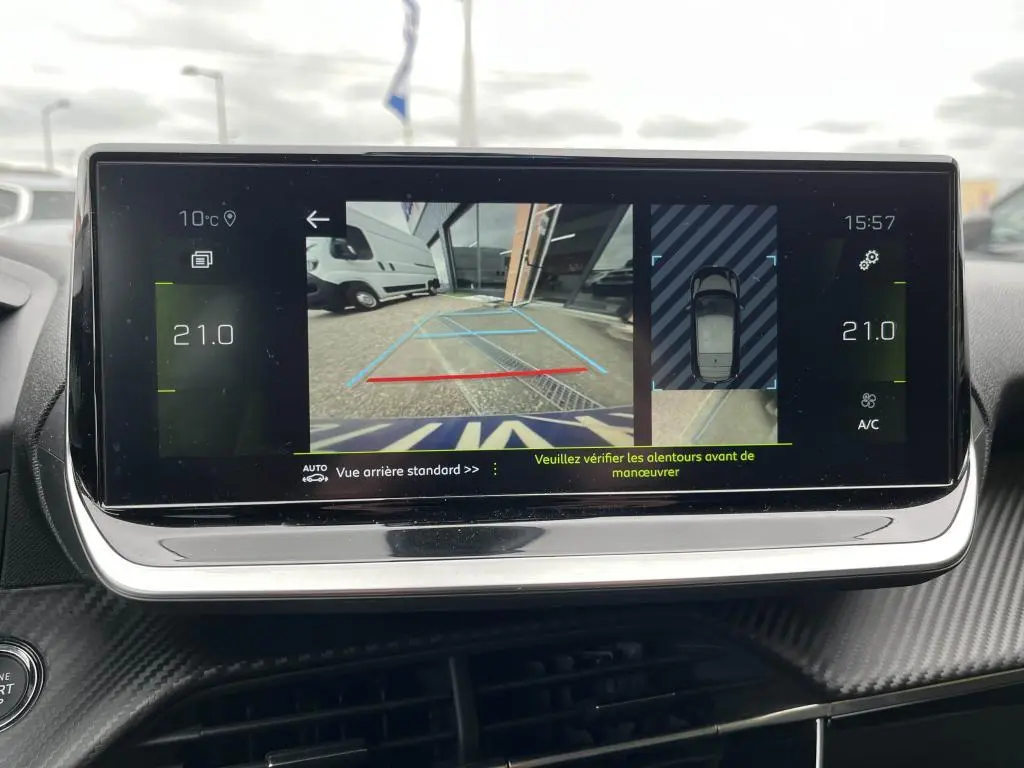 Écran tactile 7 pouces de la Peugeot 208 2022 affichant la caméra de recul et l'aide au stationnement.