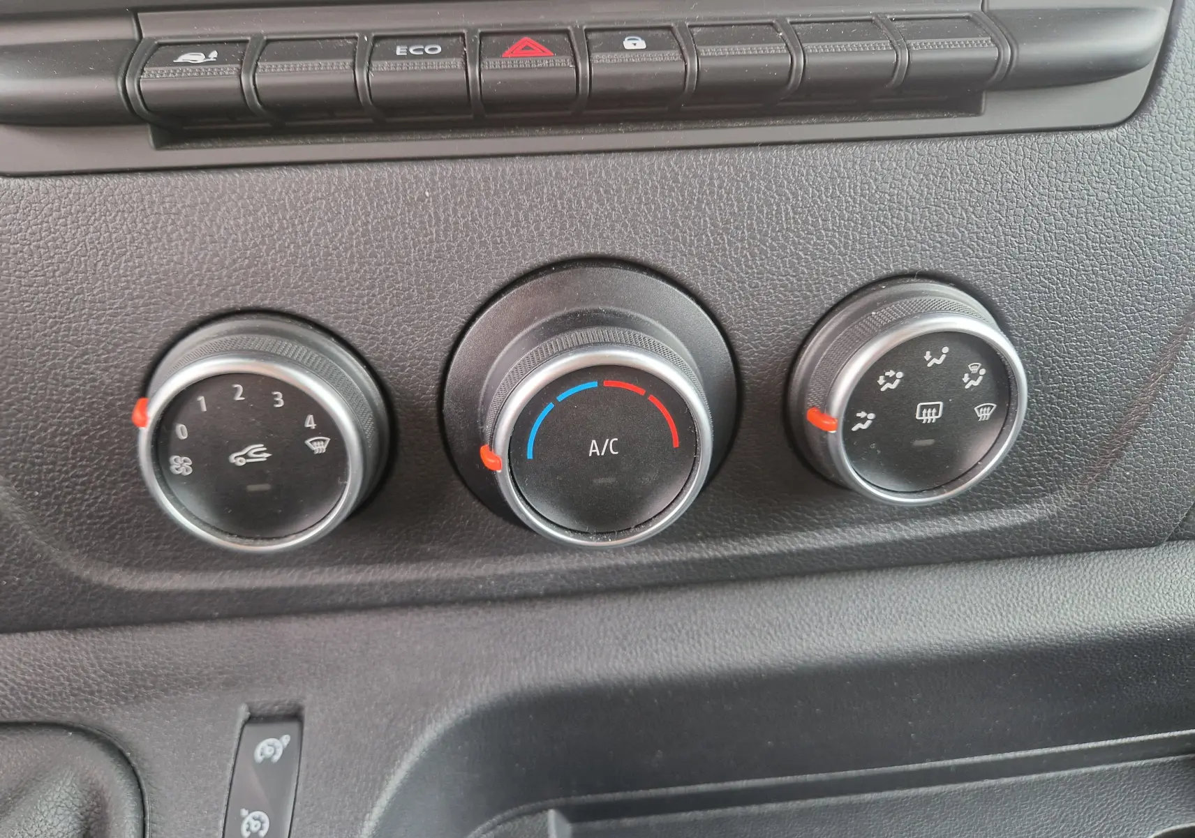 Gros plan sur les commandes de climatisation du tableau de bord du Renault Master blanc, version 2020 TPMR.