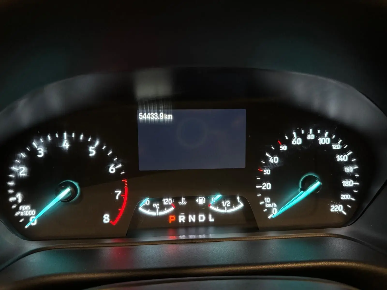 Vue rapprochée du tableau de bord du Ford Puma 2023, affichant le compteur et la boîte auto en position parking.