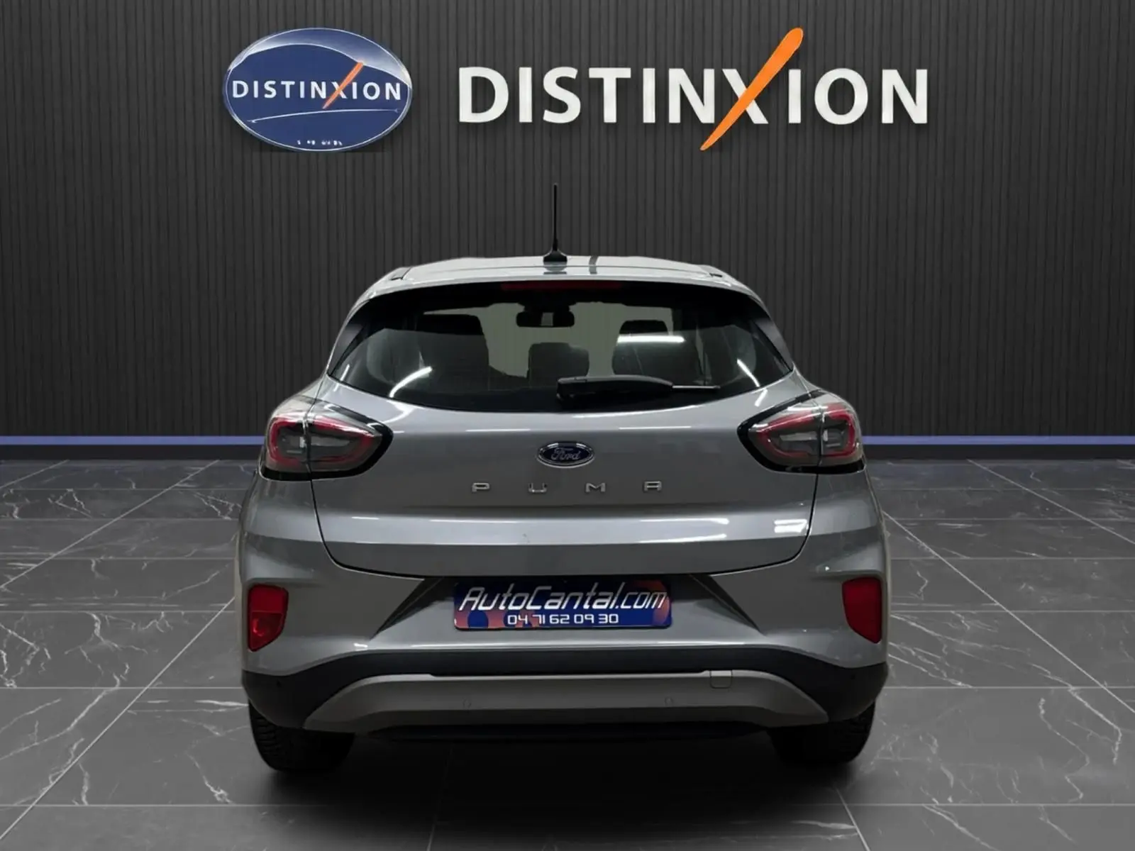 Vue arrière d'une Ford Puma gris solar 2023, avec feux arrière LED et logo distinctif sur le hayon.