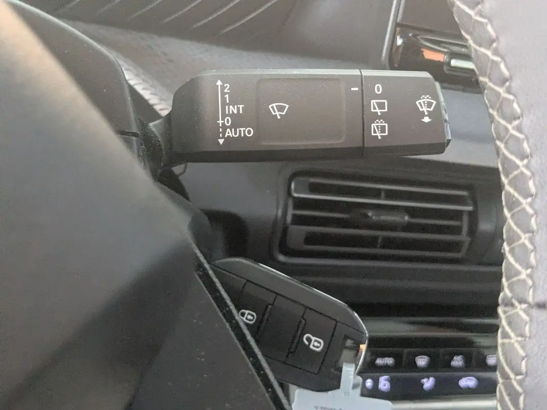 Gros plan sur la commande d'essuie-glace et la ventilation intérieure du Citroën E-C3 Aircross 2025 noir.