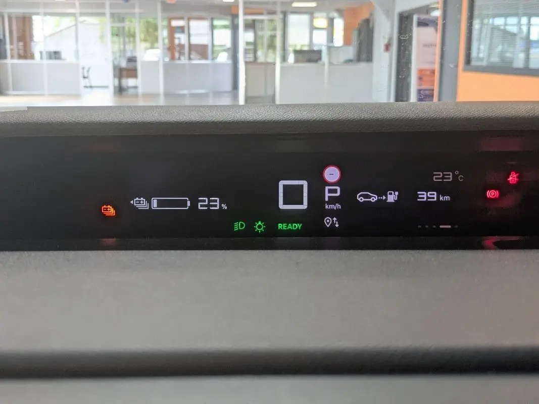 Tableau de bord numérique de la Citroën E-C3 Aircross 2025 affichant 23% de batterie et 39 km d'autonomie restante.