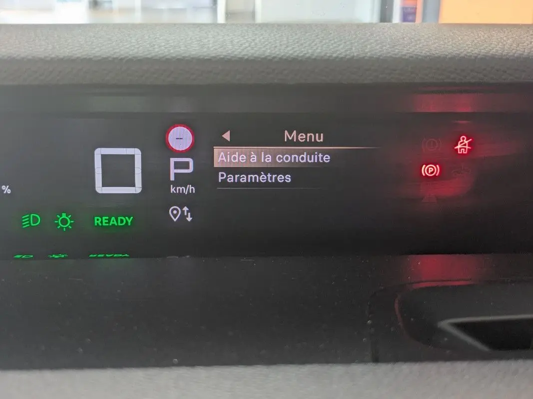 Tableau de bord numérique de la Citroën E-C3 Aircross 2025 affichant le menu d’aide à la conduite.