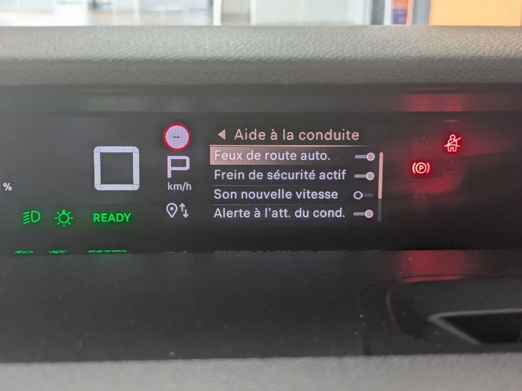 Tableau de bord numérique de Citroën E-C3 Aircross 2025 montrant l'aide à la conduite et les voyants allumés.
