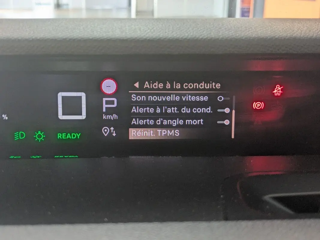 Affichage numérique du tableau de bord du Citroën E-C3 Aircross 2025 montrant les aides à la conduite et indicateurs lumineux.