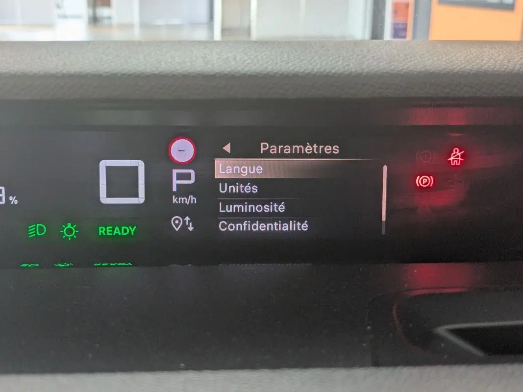 Gros plan sur l'écran digital du tableau de bord du Citroën E-C3 Aircross 2025 affichant le menu des paramètres.