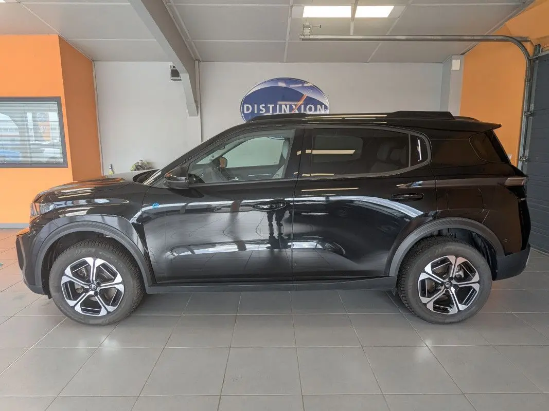 Profil droit d'un Citroën E-C3 Aircross noir 2025 avec jantes alliage 17'', vitres arrière surteintées et barres de toit.