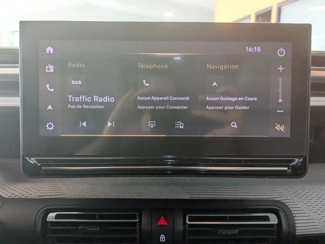 Écran tactile central du tableau de bord du Citroën E-C3 Aircross 2025, affichant les options radio, téléphone et navigation.