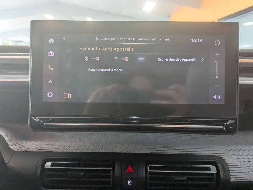 Écran tactile central du tableau de bord du Citroën E-C3 Aircross 2025, affichant les paramètres Bluetooth.
