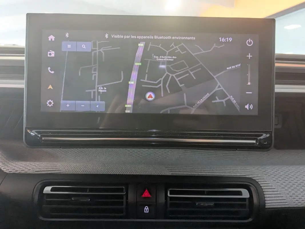 Écran tactile GPS du tableau de bord du Citroën E-C3 Aircross noir 2025, avec commandes et ventilation visibles.