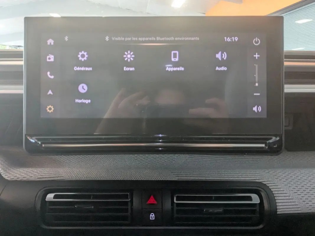 Écran tactile central du tableau de bord de la Citroën E-C3 Aircross 2025 noir, affichant les réglages Bluetooth et audio.