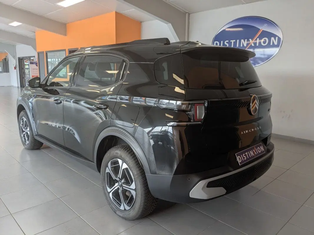 Vue 3/4 arrière droite du Citroën E-C3 Aircross 2025 noir avec jantes alliage 17'' et vitres arrière surteintées.
