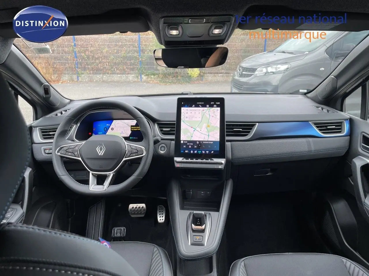 Intérieur Renault Symbioz 2026 vue avant, tableau de bord gris cassiopée métal avec écran tactile vertical et volant multifonction.