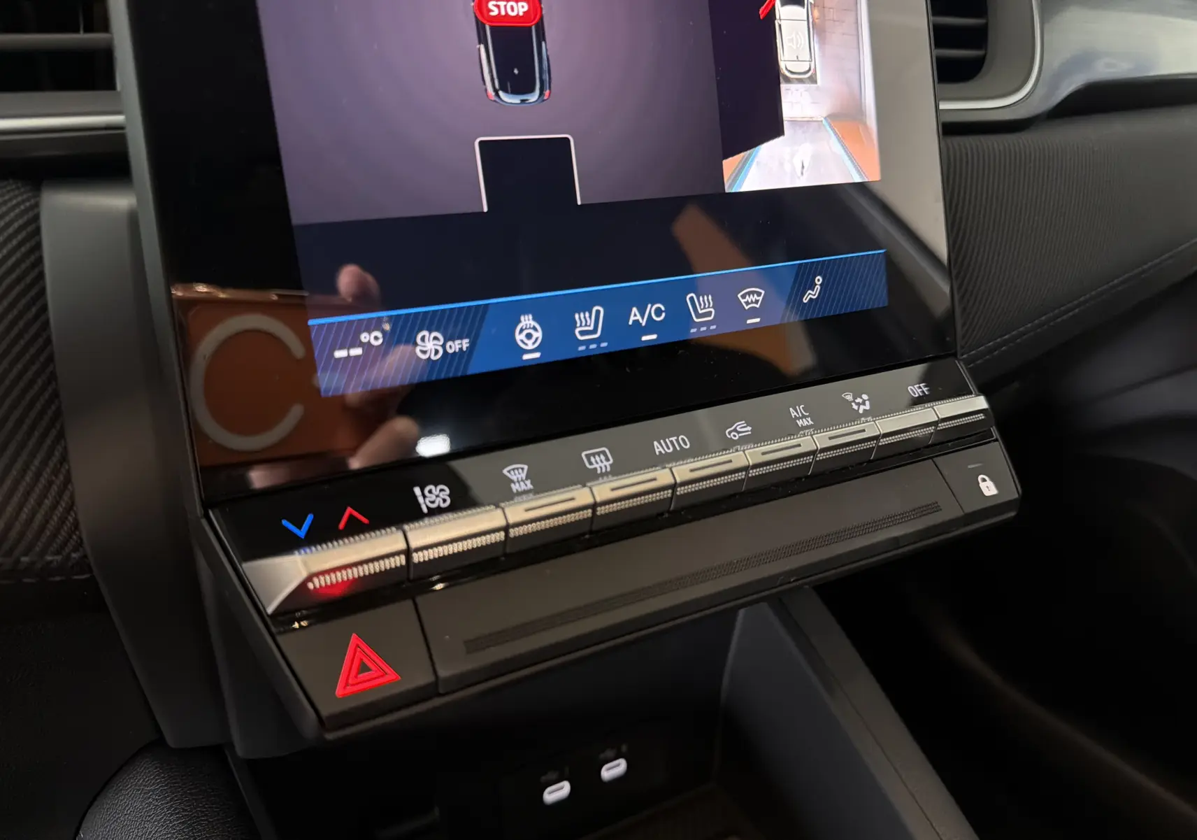 Gros plan sur la console centrale du Renault Symbioz gris cassiopée, avec écran tactile et commandes climatisation.