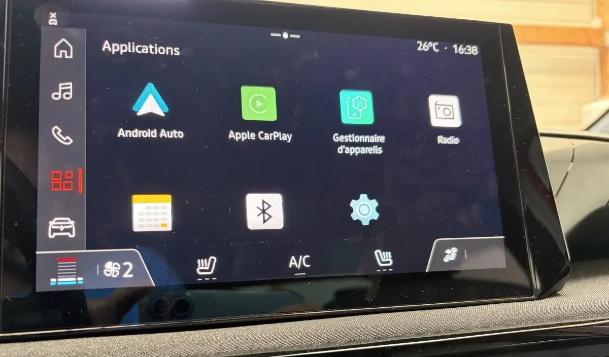 Écran tactile central de la Renault Clio 2025 affichant les applications Android Auto, Apple CarPlay et gestion des appareils.