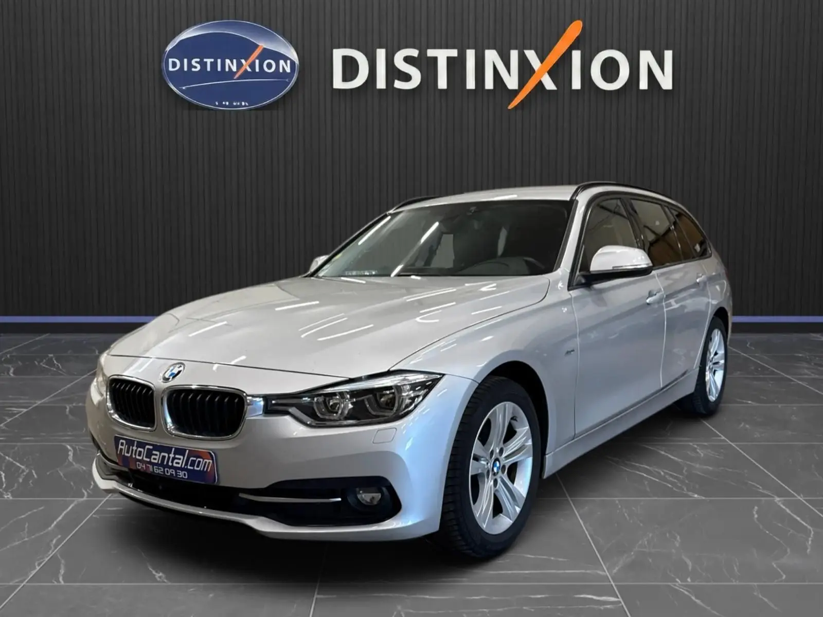 BMW Série 3 Touring F31 gris aluminium vue 3/4 avant droit, avec jantes alliage et calandre double haricot distinctive.