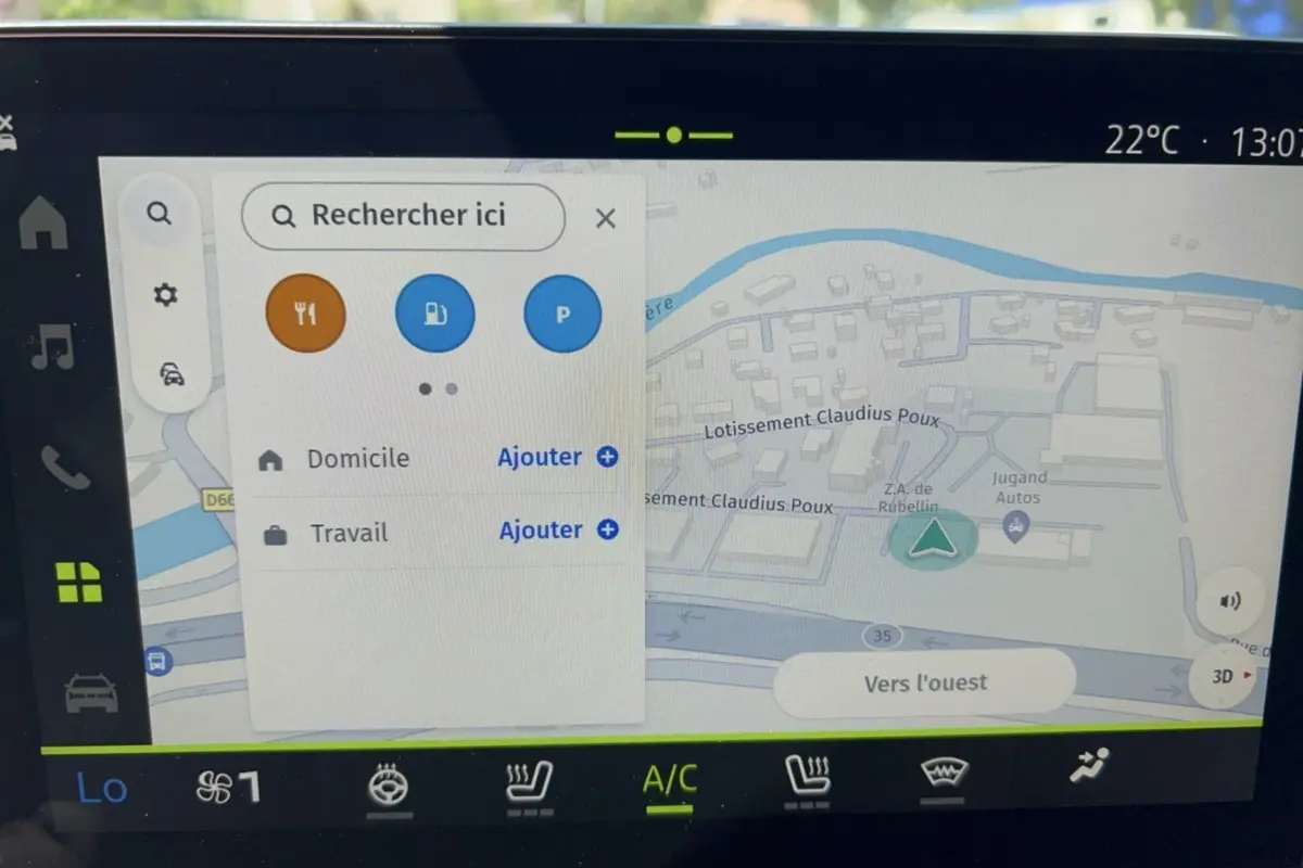 Écran tactile du système de navigation GPS du Dacia Duster Hybrid-G 150, affichant une carte et options de recherche.