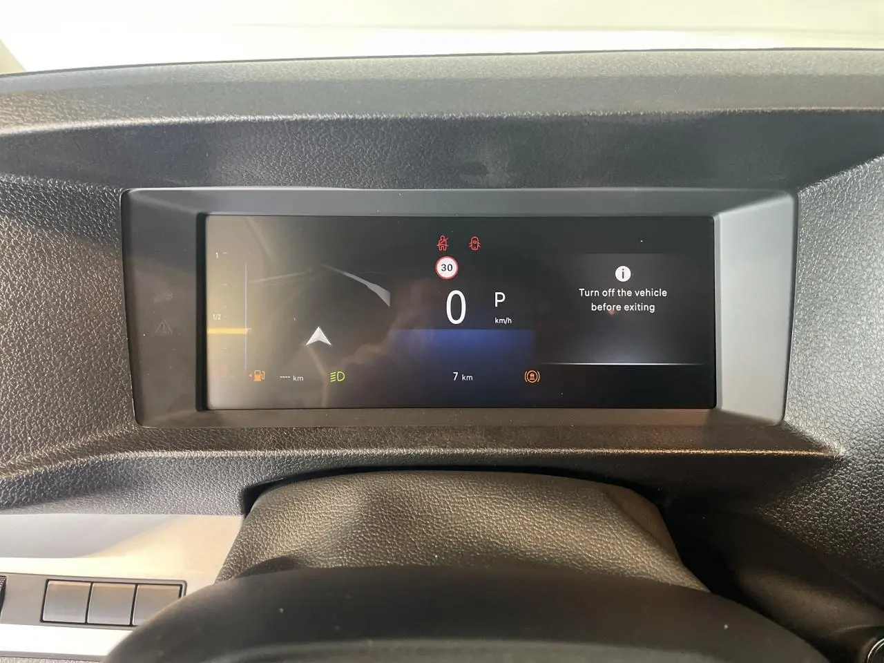 Tableau de bord numérique noir et blanc du nouvel Opel Vivaro 2025, affichage vitesse et alertes visibles.