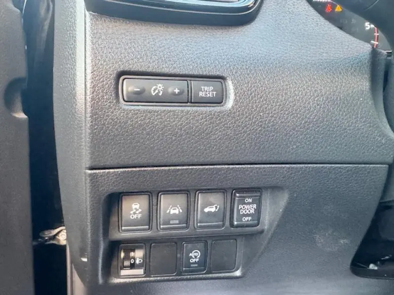 Gros plan sur les commandes de tableau de bord noir du Nissan X-TRAIL 2018, boutons d'assistance et réglages visibles.