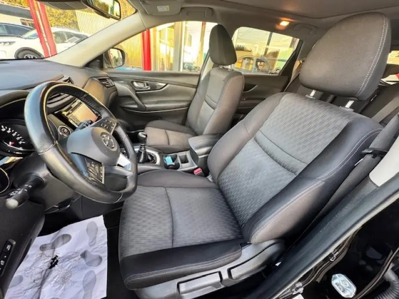 Vue intérieure côté conducteur du Nissan X-TRAIL 2018, sièges tissu graphite et volant cuir multifonction.