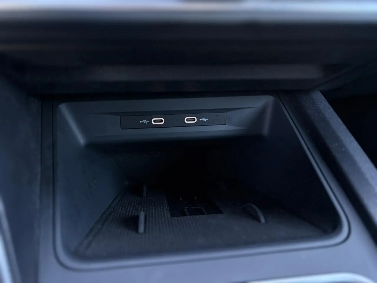 Gros plan sur la connectivité USB-C double port dans le rangement central d'une SEAT LEON ST 2.0 TDI 115 Style.