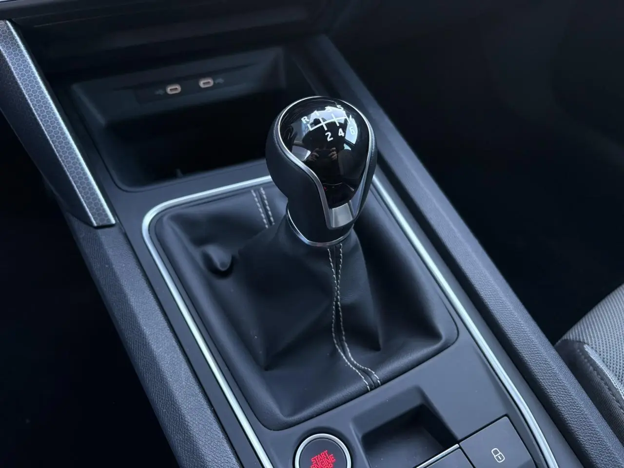 Gros plan sur le levier de vitesses manuel noir de la SEAT LEON ST 2.0 TDI 115 Style, intérieur moderne et soigné.