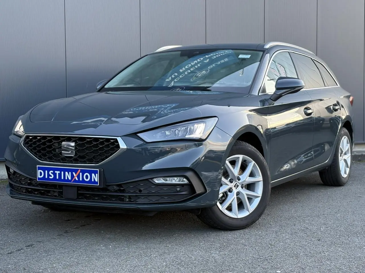 Vue 3/4 avant droite d'une SEAT LEON ST 2.0 TDI 115 Style en bleu Fjord avec jantes alliage 16 pouces.