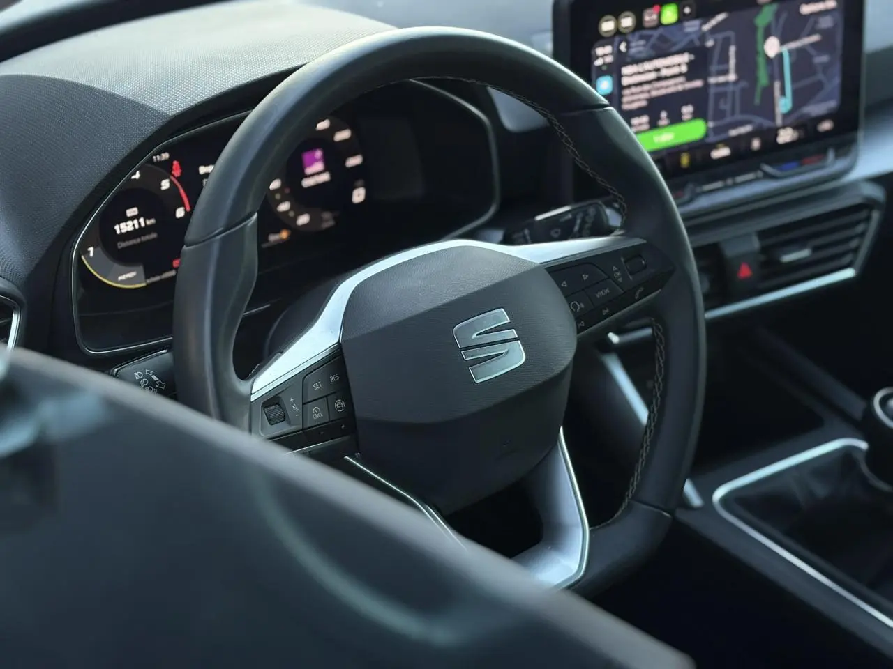 Vue rapprochée du volant cuir multifonction et du tableau de bord numérique du SEAT LEON ST 2.0 TDI 115 Style.